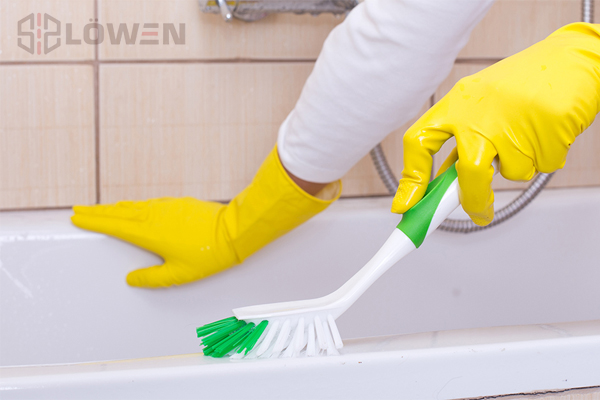 Sử dụng bàn chải chà nhẹ bồn tắm
