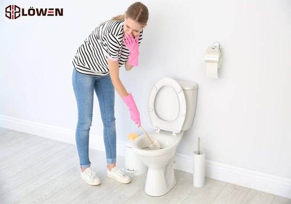 Mùi hôi khó chịu thoát ra từ bồn cầu