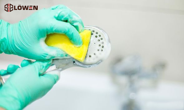 Làm sạch sen tắm bằng baking soda
